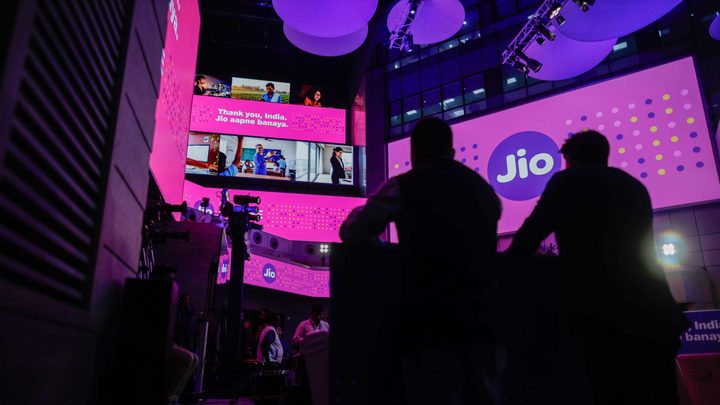 Debut borsari de les accions de Jio Platforms a l'Índia.