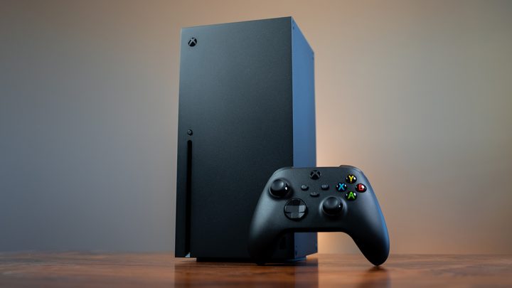 Una consola Xbox Series X mostrant el joc Quake II en funcionament.