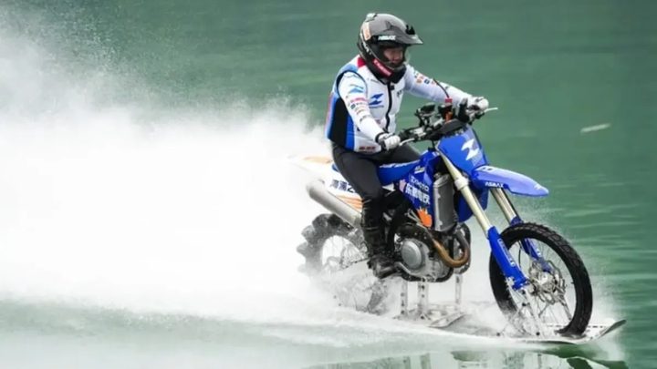 Zhang Xue, CEO de ZXMoto, bat el rècord Guinness de distància sobre l'aigua en moto