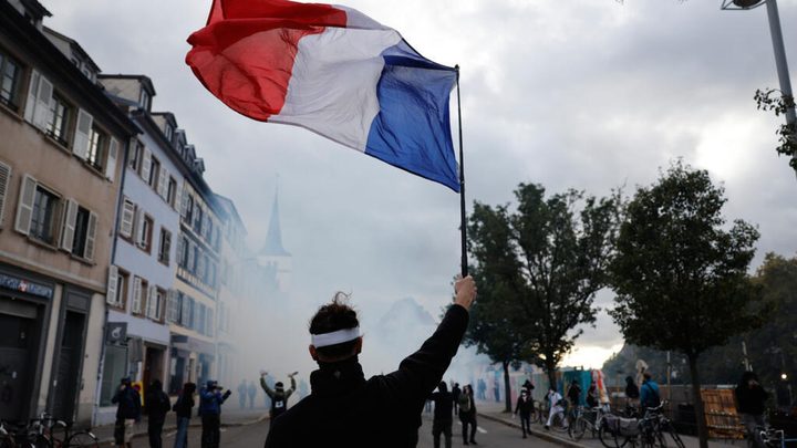 Com a mínim 1.300 persones arrestades a les protestes de cap de setmana a través de França.