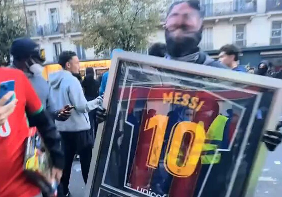 Roben una samarreta i un braçalet de col·lecció signats per Messi durant els salvatges saquejos de França