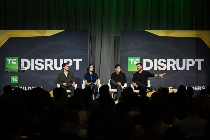Diversos emprenedors participants en una conferència de tecnologia de TechCrunch.