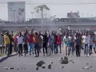 Joves manifestant-se al carrer en un país de l'Àfrica occidental.