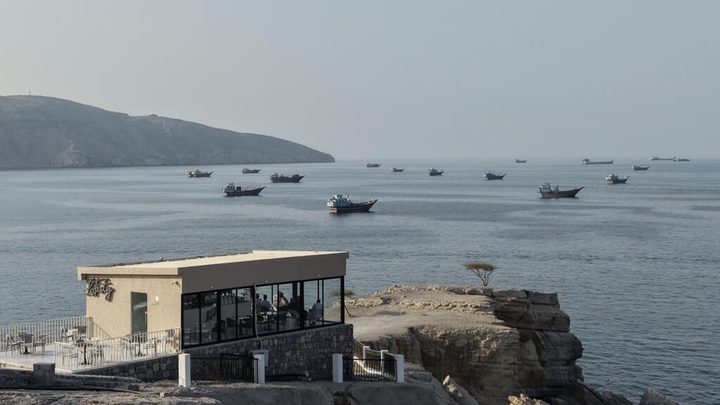 Dos petroliers s'incendien a l'estret d'Ormuz i l'Iran condiciona la reobertura a un acord