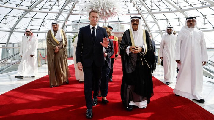 Lluny de les crítiques que l'aclaparen a França, Emmanuel Macron en recorregut en el Golf