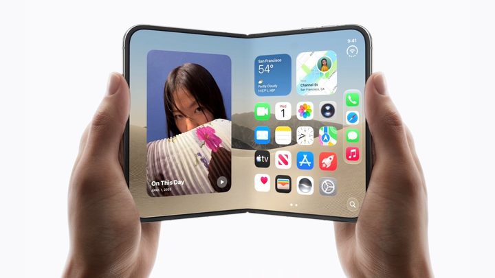 Un nou telèfon plegable Duo obert al costat del model anterior d'iPhone.