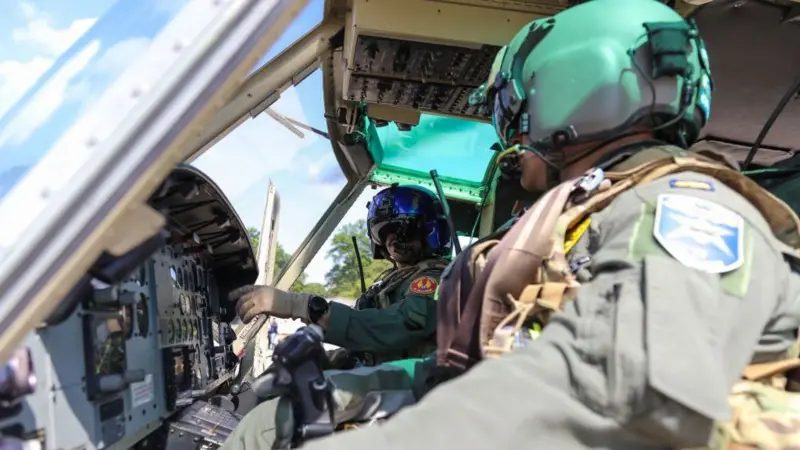 Soldados pilotos de helicóptero aterrizando durante un entrenamiento del Contingente Militar Salvadoreño que viajará en misión a Haití, en San Salvador, El Salvador, el 08 de noviembre de 2024. El pas