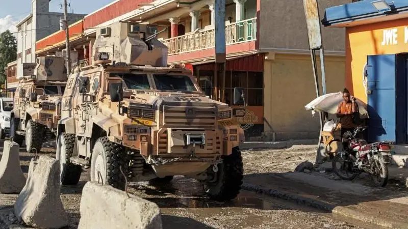 Un vehículo de la Fuerza de Supresión de Pandillas en un barrio de Puerto Príncipe