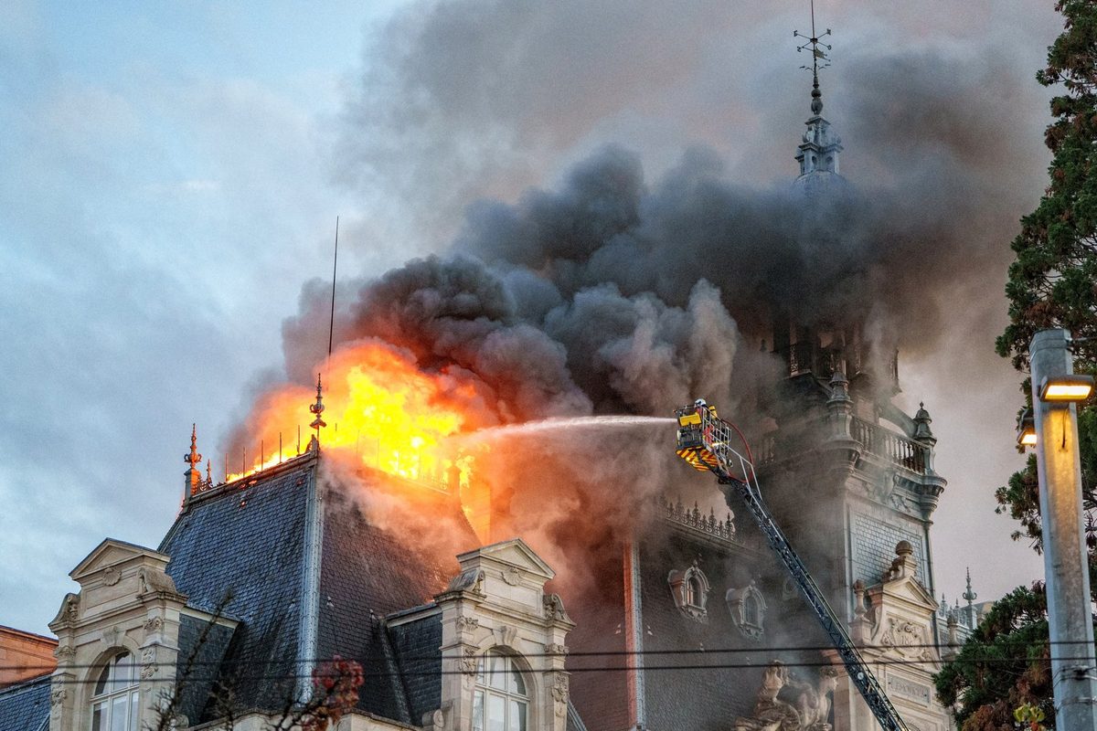 El Ayuntamiento Limoges, un edificio declarado monumento histórico y construido en el último cuarto del siglo XIX, prácticamente destruido por un incendio provocado.