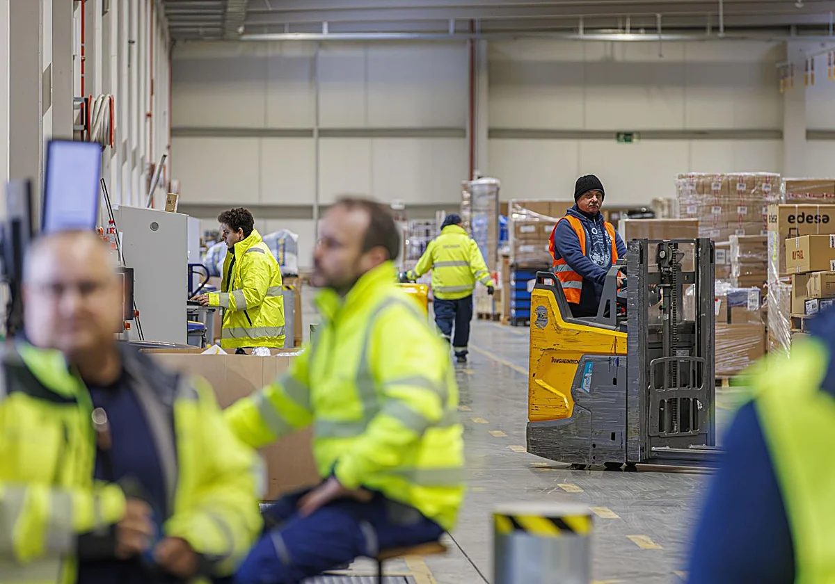 Els treballadors paguen un 18% més d'impostos i cotitzacions amb Sánchez, quan la seva renda cau un 4%