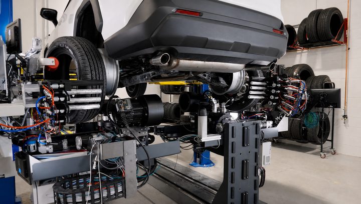 Un robot canvia quatre pneumàtics en mitja hora sense desmuntar les llandes