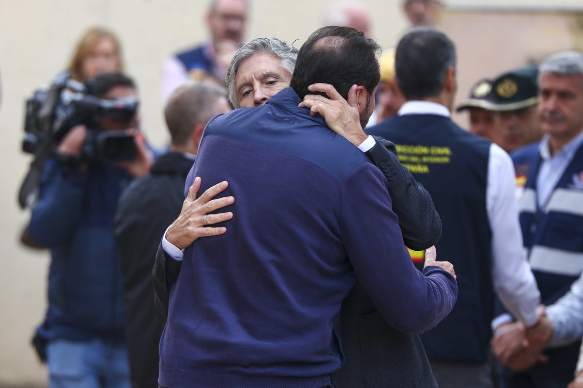 Ferrnando Grande-Marlaska recibe con un abrazo a Óscar Puente.