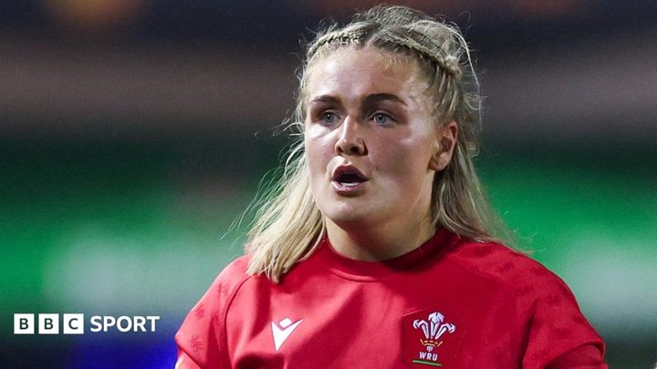 Alex Callender i les germanes Metcalfe amb la selecció gal·lesa de rugbi.
