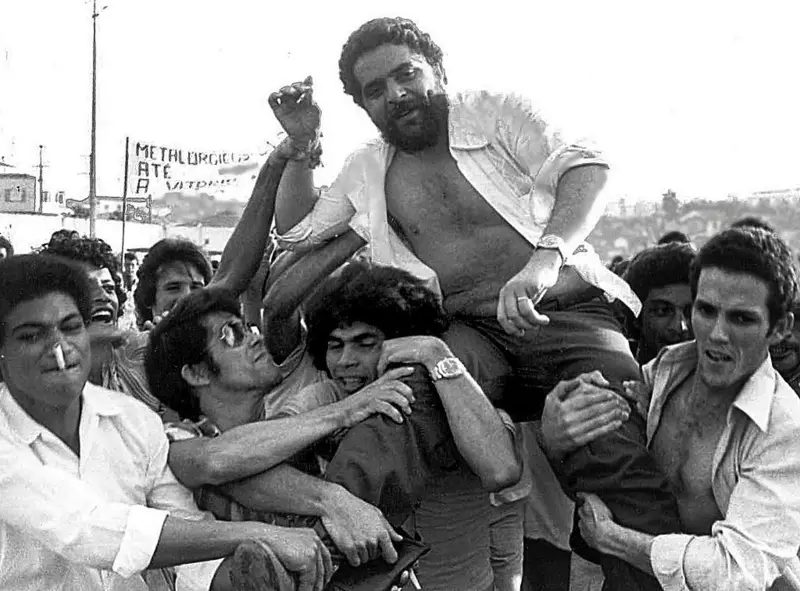 Luiz Inácio Lula da Silva es levantado en andas por compañeros durante un acto sindical en 1979 en Sao Bernardo do Campo, a 55 kilómetros de Sao Paulo, Brasil.