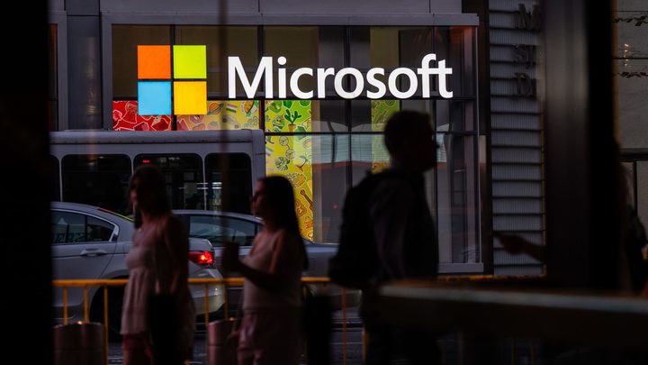 Logotip de Microsoft i oficines centrals de l'empresa tecnològica.