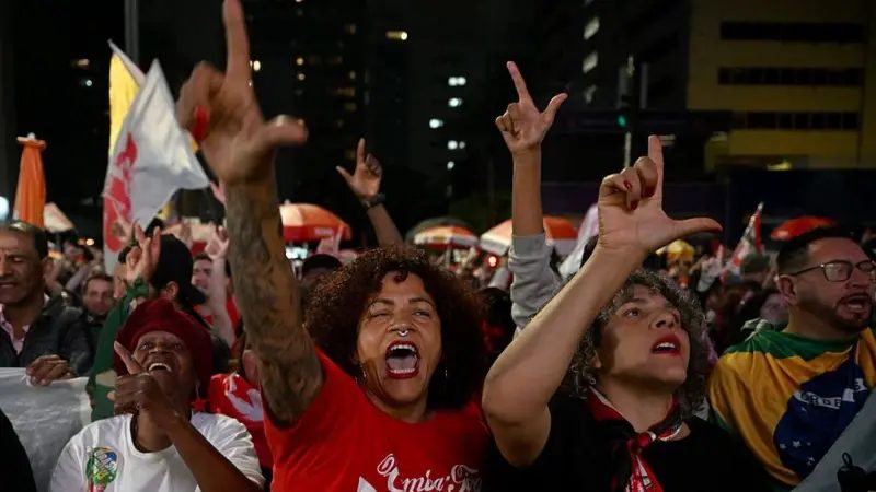 Simpatizantes de Lula celebran el triunfo.