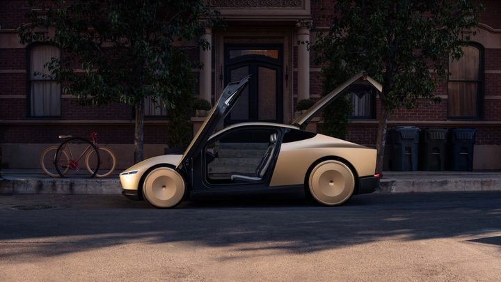 Un Cybercab daurat de Tesla sense volant ni controls tradicionals.