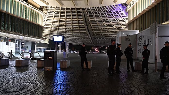 La patrulla policial pels carrers de París sota el toc de queda de nit