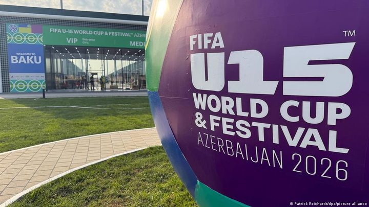Partit de futbol internacional sub-15 amb joves jugadors sobre la gespa.