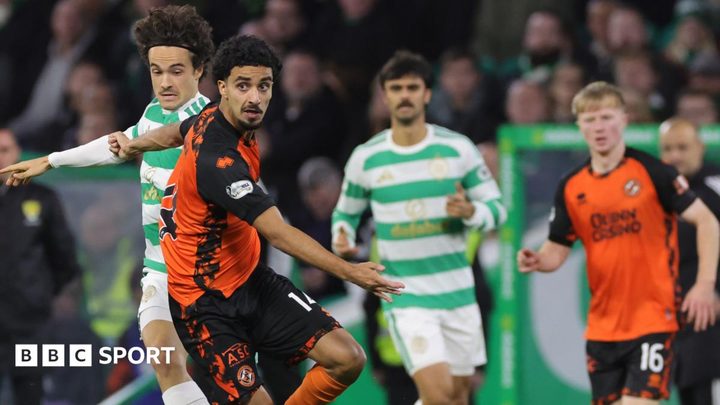Els jugadors del mig del camp del Dundee United disputant una pilota durant el partit.