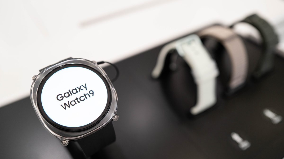 Detall d'un rellotge Samsung Galaxy Watch amb un petit punt taronja visible a la pantalla.