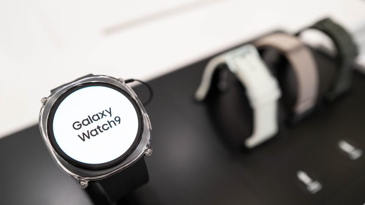 Detall d'un rellotge Samsung Galaxy Watch amb un petit punt taronja visible a la pantalla.