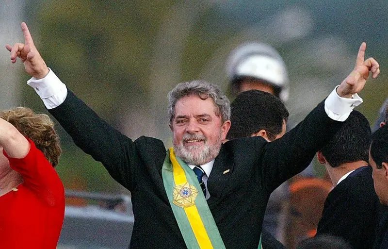 Luiz Inácio Lula da Silva saluda con la banda presidencial de Brasil atravesada en su torso al asumir el cargo el 1º de enero de 2003.