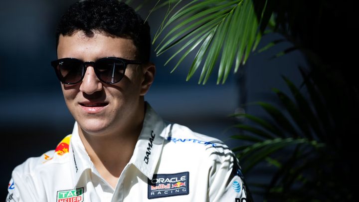 Isack Hadjar al box de Red Bull durant els entrenaments a Austin