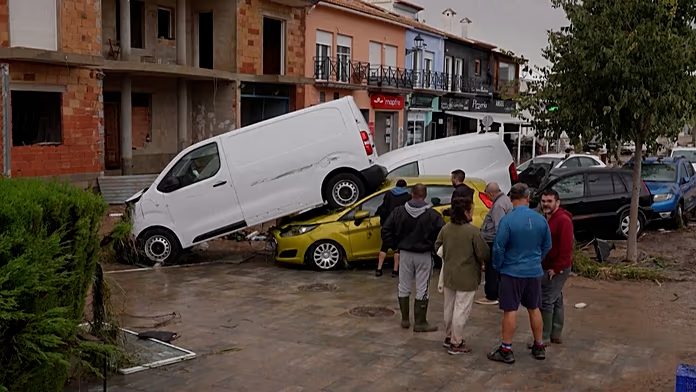 Els residents es neten com a inundacions mortals de l'est de l'estat espanyol