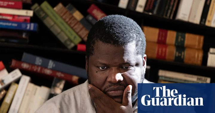 Retrat del novel·lista Thélyson Orélien en un fons neutre.