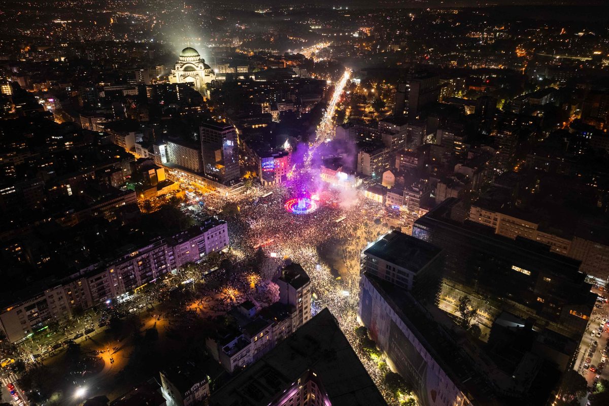 Fotografía aérea muestra a los seguidores de la Lista Estudiantil reunidos en la plaza Slavija de Belgrado, el domingo, mientras celebran la victoria en las elecciones.
