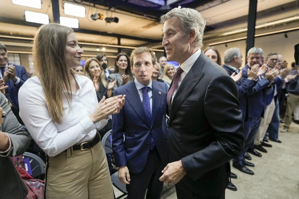 Feijóo, junto a Ester Muñoz y José Luis Martínez-Almeida, en el acto del PP en Madrid.