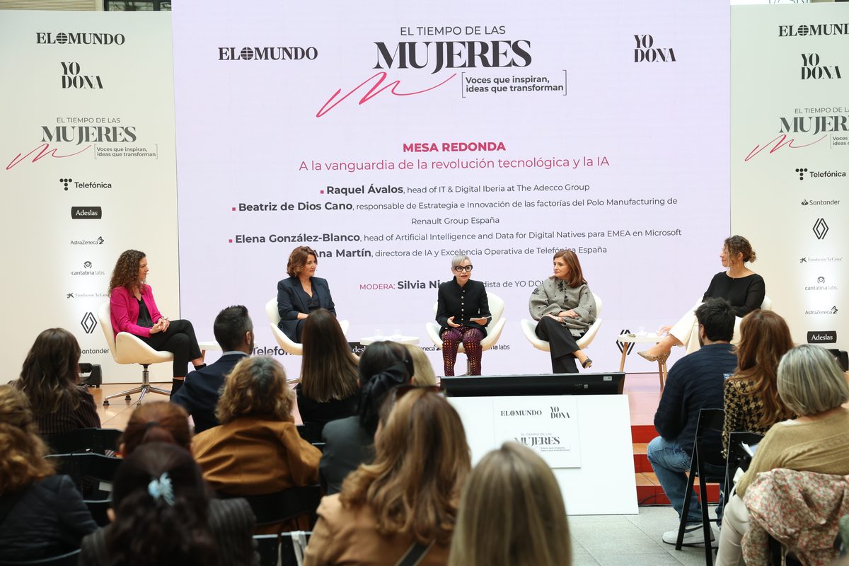 Elena González-Blanco (Microsoft), Ana Martín (Telefónica), Beatriz de Dios (Renault) y Raquel Ávalos (Adecco), entre Silvia Nieto, de Yo Dona.