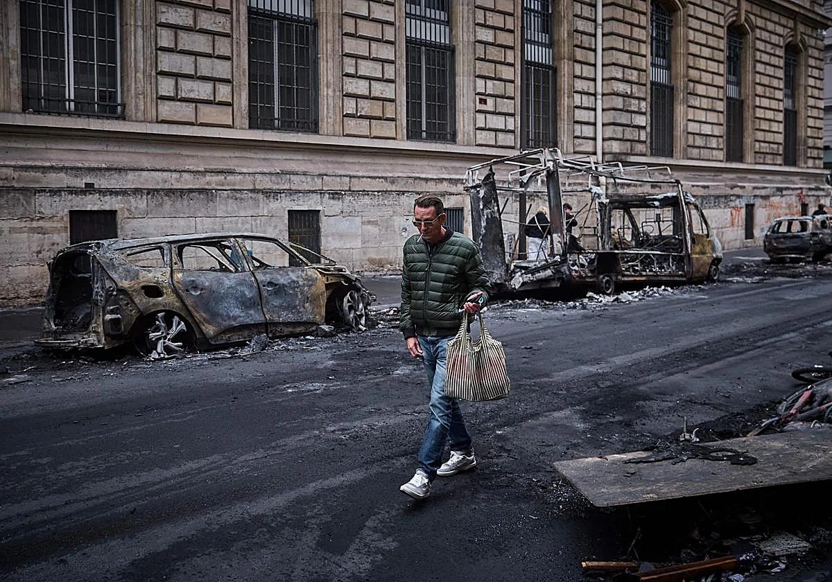 París, sota toc de queda: la calma després dels saquejos