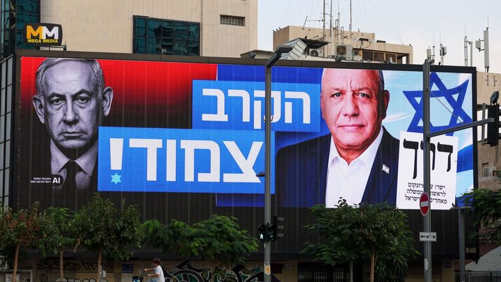 Benjamin Netanyahu i Gadi Eisenkot en imatges separades durant la jornada electoral a Israel.