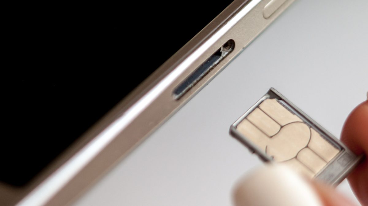 Convé apagar el mòbil en canviar la targeta SIM?