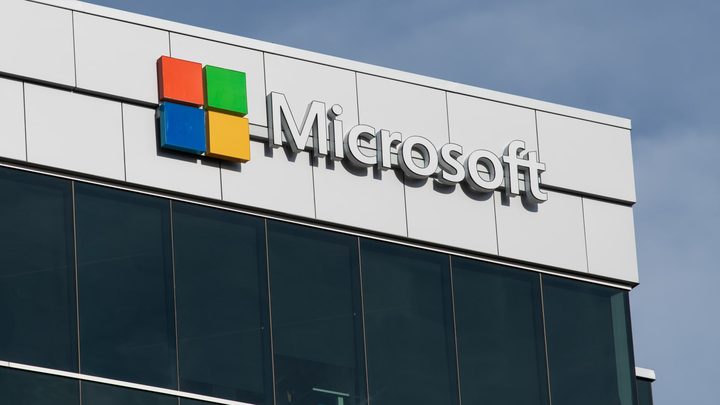 Edifici de la seu de Microsoft amb el logotip visible.