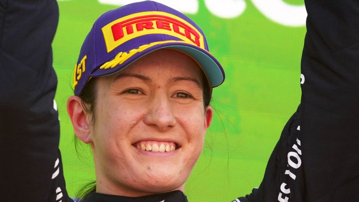 Alisha Palmowski celebrant la seva victòria al campionat de la F1 Academy 2026.