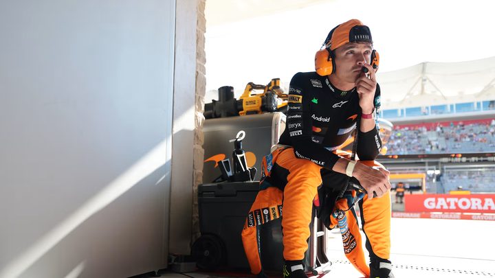 Lando Norris al volant del seu McLaren al circuit
