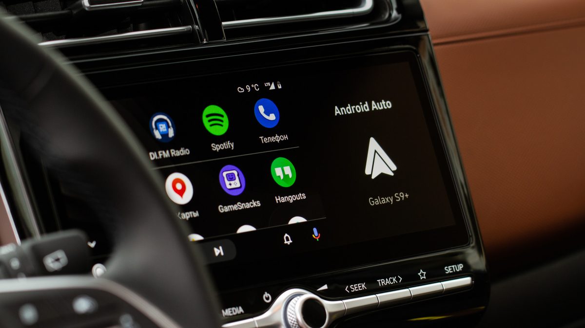 Pantalla d'un vehicle que mostra la interfície d'Android Auto amb aplicacions de música.