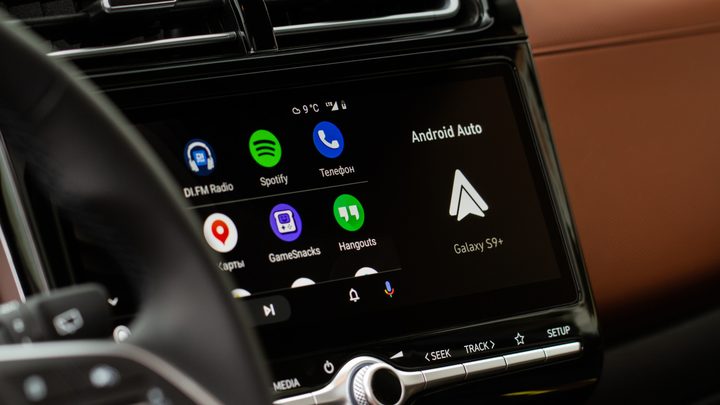 Pantalla d'un vehicle que mostra la interfície d'Android Auto amb aplicacions de música.