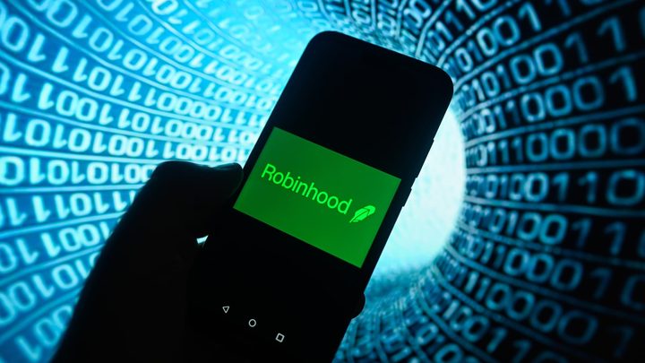 Logotip de l'aplicació Robinhood i gràfic amb la caiguda del valor de les seves accions.