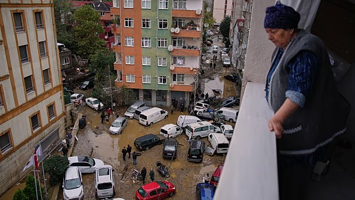 Carrers inundats d'aigua fangosa amb vehicles atrapats a Ayazağa, Istanbul.