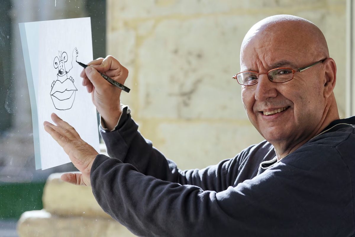 Raúl García dibuja los labios del logotipo de la Seminci en su posado ante los fotógrafos este lunes por la mañana en Valladolid. NACHO GALLEGO (EFE)