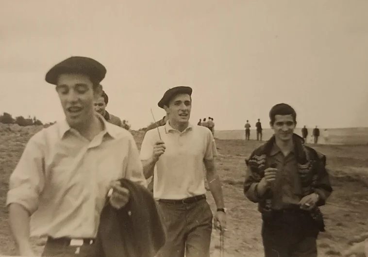 Imagen principal - Arriba: Iñaki Viar, con la cuadrilla, en los años 60. Sobre estas líneas a la izquierda, Jon e Iñaki Viar, en el parque de El Retiro. A la derecha: Ramón y PIlar Elías, el día de su