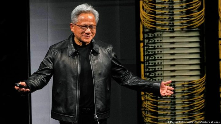 Jensen Huang, CEO de Nvidia, parla en una conferència a Berlín sobre intel·ligència artificial.