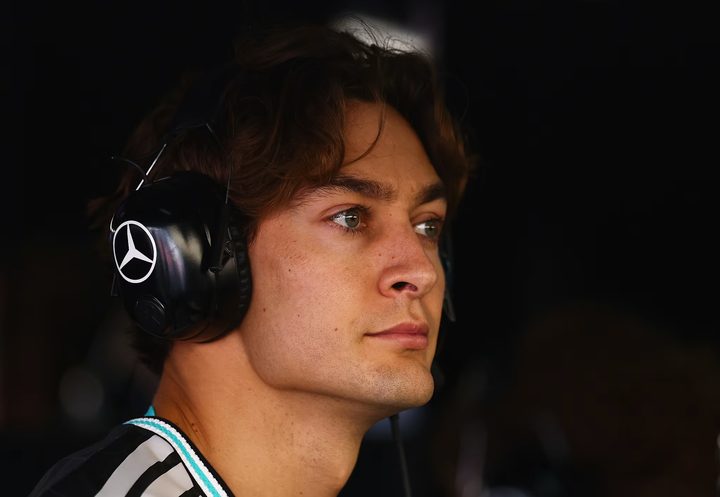 George Russell atén els mitjans de comunicació al box de l'equip Mercedes.
