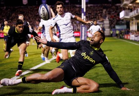 Joe Cokanasiga tries in vain to control the ball over the line