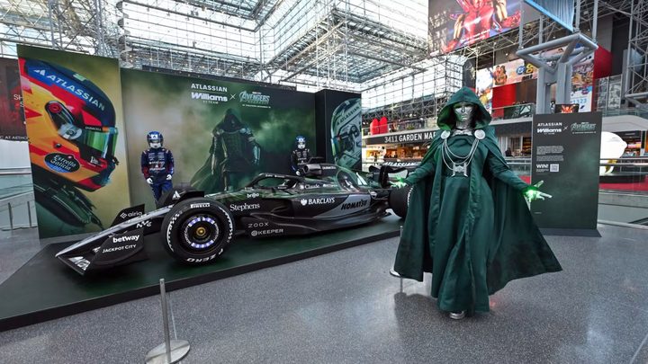 Cotxe de F1 de Williams amb decoració especial de Marvel a Nova York.