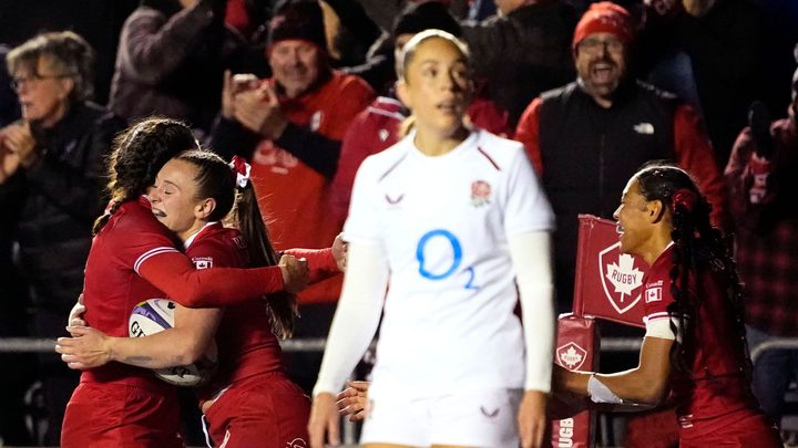 Jugadores de la selecció anglesa i canadenca durant el partit de rugbi.
